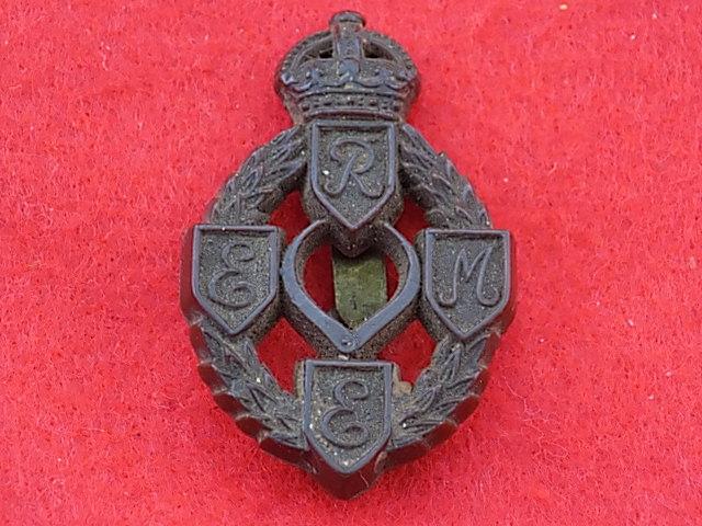 WW11 Plastic Cap Badge - R.E.M.E.